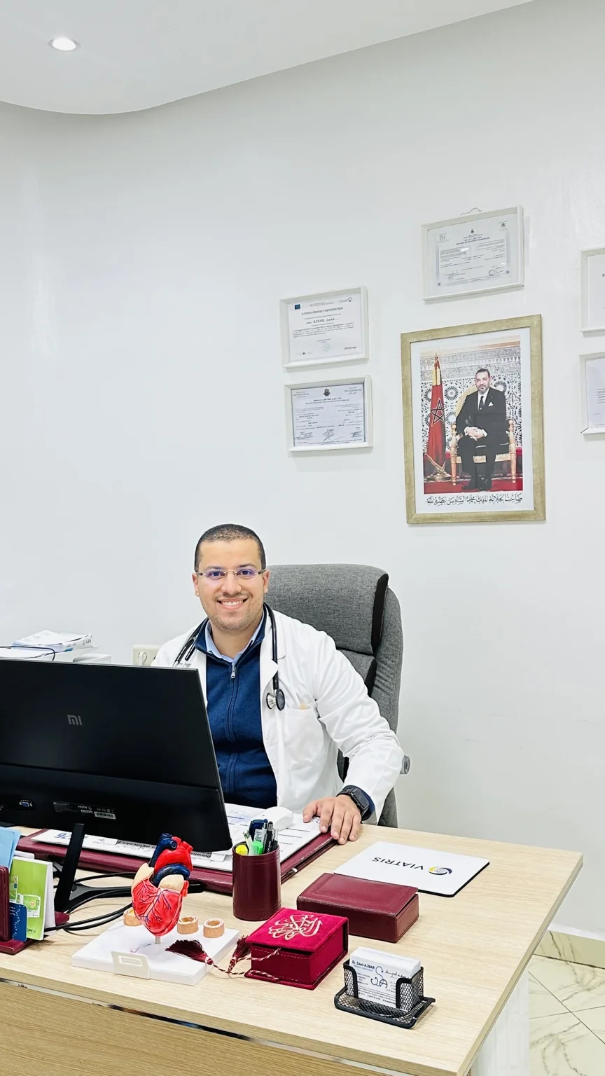 Dr Saad AJBAR dans son cabinet à Tétouan